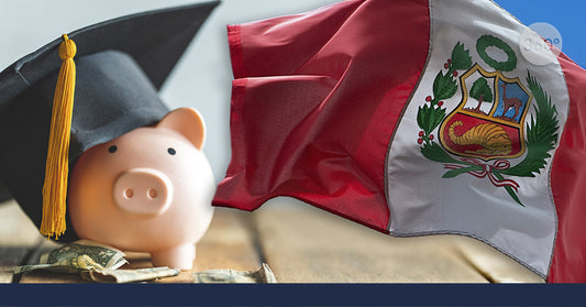Alcancía con birrete sobre billetes junto a la bandera de Perú ondeando al viento, simbolizando becas y financiamiento educativo.