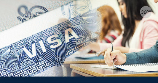 Primer plano de visa estadounidense superpuesta a estudiantes tomando apuntes en aula universitaria.